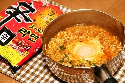 辛ラーメンが辛すぎる?おいしく食べるコツ! 1 e8be9be383a9e383bce383a1e383b3e3818ce8be9be38199e3818ee3828befbc9fe3818ae38184e38197e3818fe9a39fe381b9e3828be382b3e38384efbc81